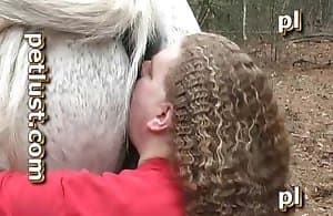 Cô ấy muốn bú con ngựa này quá